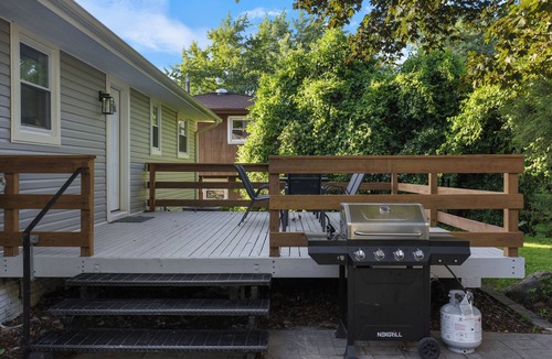 Wheaton House | Glamorous Stay in this 3 BR + 3BA House w/Bar and Home Sauna!