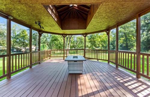 Fox Valley House | Glen Ellyn King Bed Gazebo Fast Wi-Fi