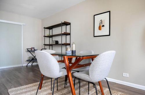 Streeterville Apartment | Gold Coast 2BR w Gym Roof nr Water Tower CHI-389