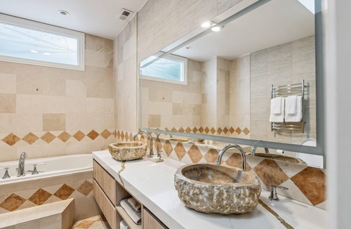 Gold Coast Apartment | Gold Coast Villa next to Oak Street Beach