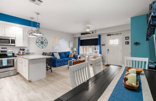 Hampton Condo | Gone Coastal | Walk to Beach | Garage | A/C