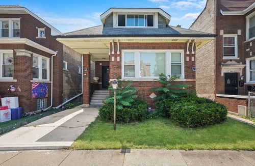 Gresham House | Gorgeous 5 Bedroom Gem Sleeps 18 with Pool, Ping Pong, Pac Man, Tons of Games!