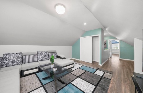 Gresham House | Gorgeous 5 Bedroom Gem Sleeps 18 with Pool, Ping Pong, Pac Man, Tons of Games!