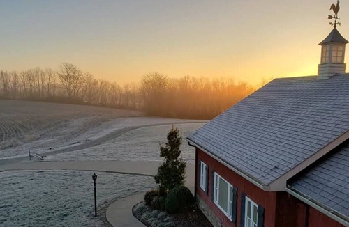 Metropolis House | Gorgeous country view farm house.