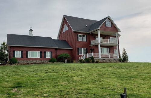 Metropolis House | Gorgeous country view farm house.