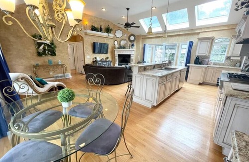 Rotterdam House | 🔥 Gorgeous Home with HOT TUB, GYM and Pool ⛲