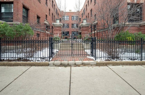 Park West Apartment | Gorgeous Lincoln Park 2BR w/ W/D, nr. Lakefront Trail, by Blueground