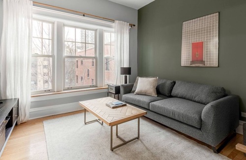 Park West Apartment | Gorgeous Lincoln Park 2BR w/ W/D, nr. Lakefront Trail, by Blueground