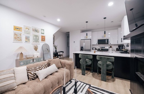 Woodlawn Condo | Gorgeous Parisian Retreat on University of Chicago Campus