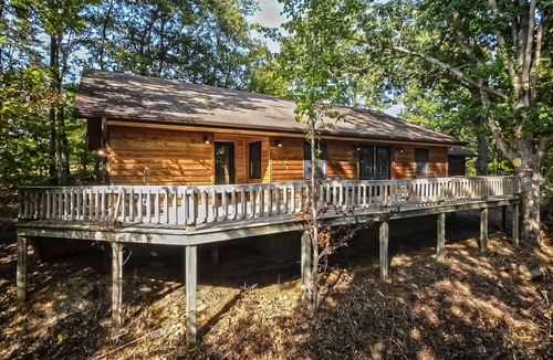 Carbondale Cabin | Gorgeous Secluded Cabin close to SIU and all the wineries