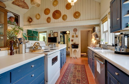 Rupert Villa | Gorgeous Victorian-Style House w/Hilltop Pool!