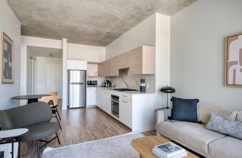 West Loop Gate Apartment | Gorgeous West Loop 1BR w/Deck, Pool & Gym, 3 blocks to L, by Blueground