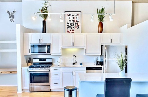 Near West Side Apartment | Gorgeous West Loop Loft —1Br1Ba —Perfect Location —3MONTH MIN OTHERWISE FLEXIBLE