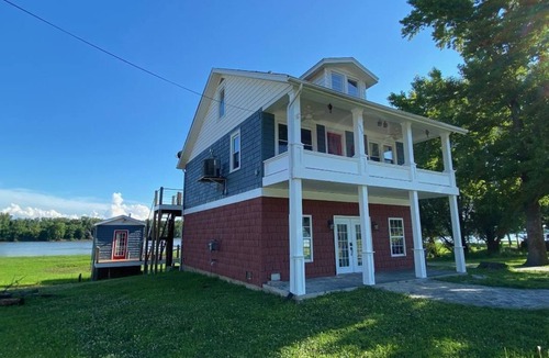 Grafton House | Grafton Getaway-Riverhouse.a waterfront property with bike trail in backyard