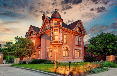 Springfield House | Grand Historic Retreat | 3BR Suite | Modern Comfort & Classic Charm