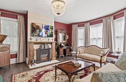 Springfield House | Grand Historic Retreat | Walk to Capitol & Attractions | Timeless Elegance