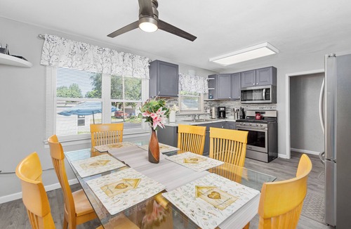 Belleville House | Great Escape 4 bedroom house 2 King Bed in Belleville with WiFi fitness room