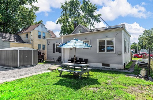 Belleville House | Great Escape 4 bedroom house 2 King Bed in Belleville with WiFi fitness room