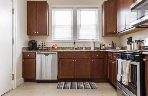 Libertyville House | Great For Big Family w/2 Kitchens & 2 Living Rooms