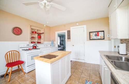 Manteno Cottage | Great Lakefront Home