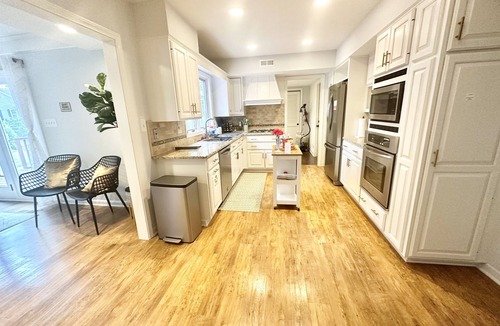 Wasco House | Great location-King beds-Kids playroom
