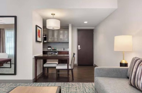 McNeil Hotel | Great North Austin Base | Full Kitchen & Hot Breakfast | Onsite Swimming Pool