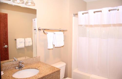 Pittsfield Hotel | Green Acres Hotel