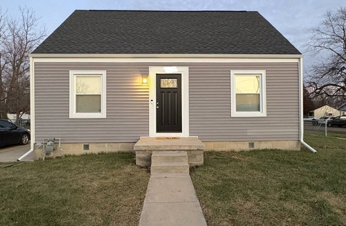 Mattoon House | Greenwave Cottage-Fully furnished 3 Bedroom home on the west edge of Mattoon
