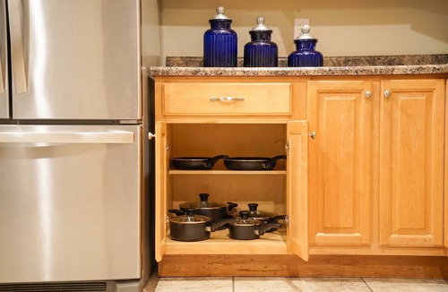 Kreole Apartment | Ground Floor · 3BR Sleeps 8 · Near Ingalls/Chevron