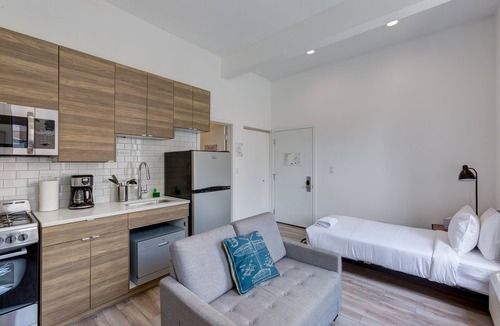 River West Apartment | Ground Floor Studios in Chicago by 747 Lofts