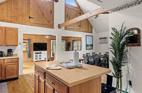 Great Cacapon Cabin | Group-friendly cabin w/hot tub & deck