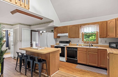 Great Cacapon Cabin | Group-friendly cabin w/hot tub & deck