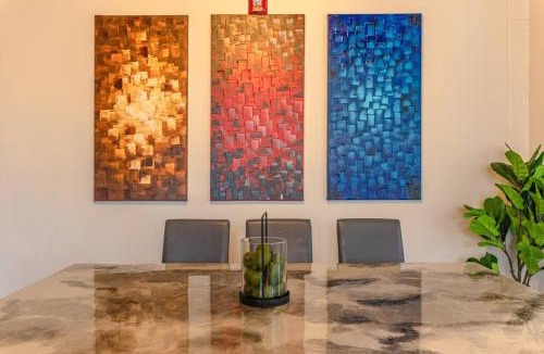 Near South Side Apartment | Group Friendly Spacious 3BR Suite with Optional Parking and Gym Access Sleeps 10 Guest Near McCormick Place and Soldier Field