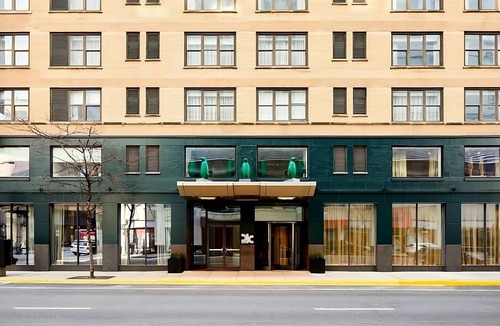 Downtown Chicago House | Group Vacation! 2 Spacious Units Near Oak Street Beach! Onsite Parking!