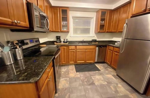 Oak Park Apartment | Guest Nest River Forest RF 101 2BR Laundry Pets OK