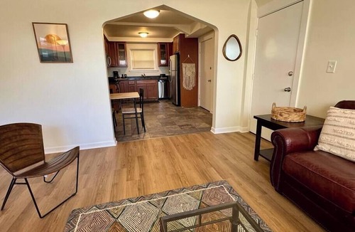 Oak Park Apartment | Guest Nest River Forest RF 101 2BR Laundry Pets OK