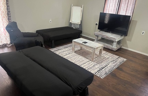 Pittsfield Apartment | Guesthouse Sleeps 7 Kitchen Washer Dryer Dishwasher New Queens