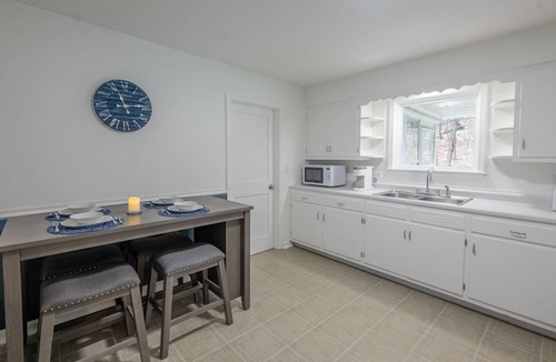 Peoria Heights House | Gym Membership & Breakfast! Quiet Street with Deer Sightings!