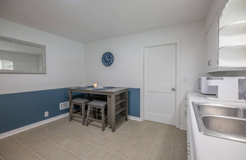 Peoria Heights House | Gym Membership & Breakfast! Quiet Street with Deer Sightings!
