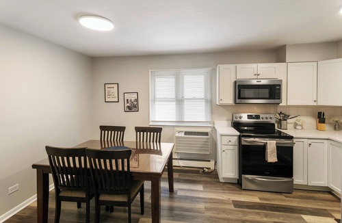 Libertyville Apartment | Half Mile to Downtown