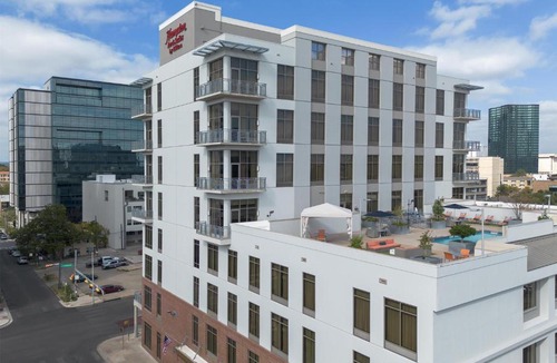 Museum District Hotel | Hampton Inn and Suites Austin University Capitol