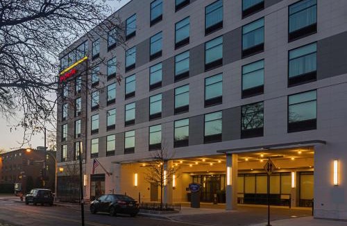 Rogers Park Hotel | Hampton Inn Chicago North-Loyola Station, Il