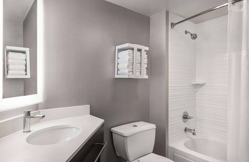 Schiller Park Hotel | Hampton Inn Chicago-O'Hare International Airport
