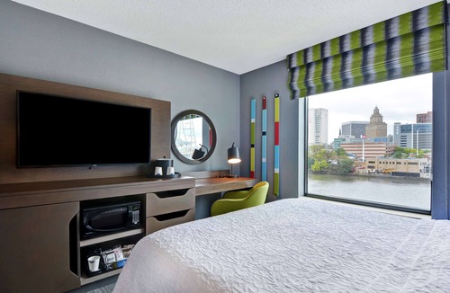 Harrison Hotel | Hampton Inn & Suites Newark-Harrison-Riverwalk