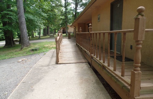 Golconda House | Handicap Accessible Studio w/Full Kitchen on the River