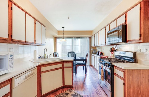 Bloomingdale House | Hanover Park Townhome w/Grill: 36 Mi to Chicago!