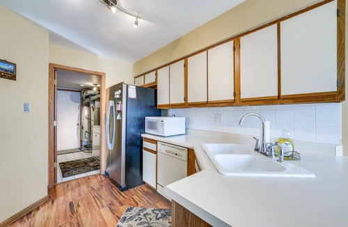 Bloomingdale House | Hanover Park Townhome w/Grill: 36 Mi to Chicago!