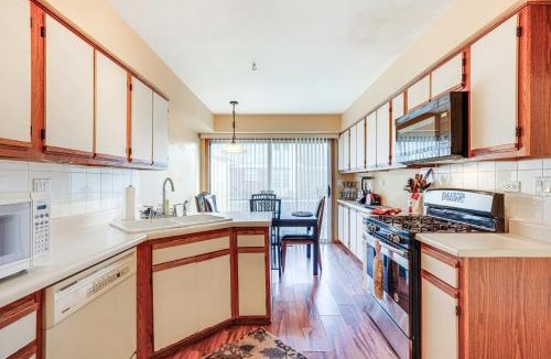 Bloomingdale House | Hanover Park Townhome with Grill 36 Mi to Chicago!