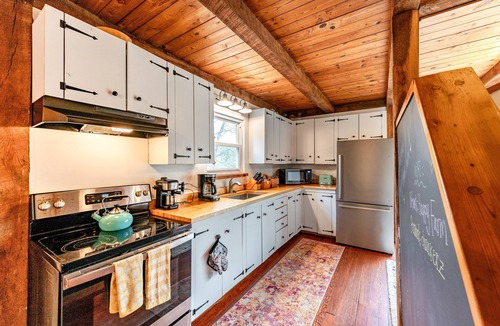 Arrington House | Happy Farm with Views & Hot Tub!