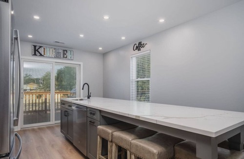 Fox Lake Apartment | Harbor Clubhouse 3Bed 3.5Bath Modern Waterfront with Hot Tub & Pet Friendly